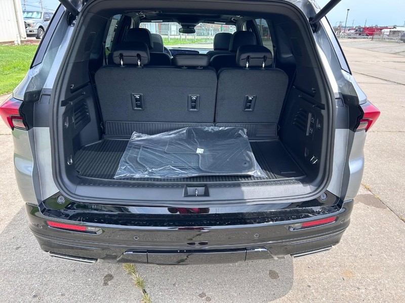 Buick Enclave Vehicle Full-screen Gallery Image 5