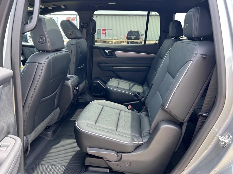 Buick Enclave Vehicle Full-screen Gallery Image 9