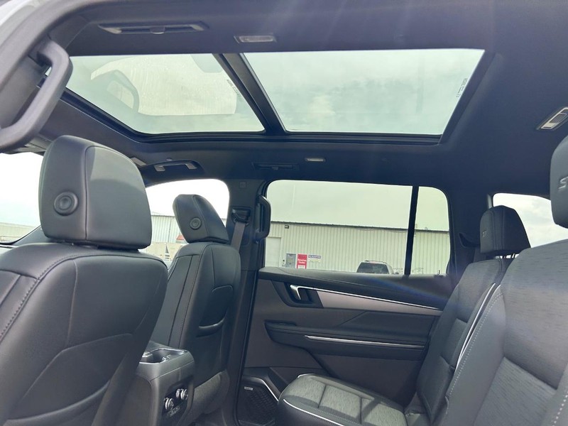 Buick Enclave Vehicle Full-screen Gallery Image 10