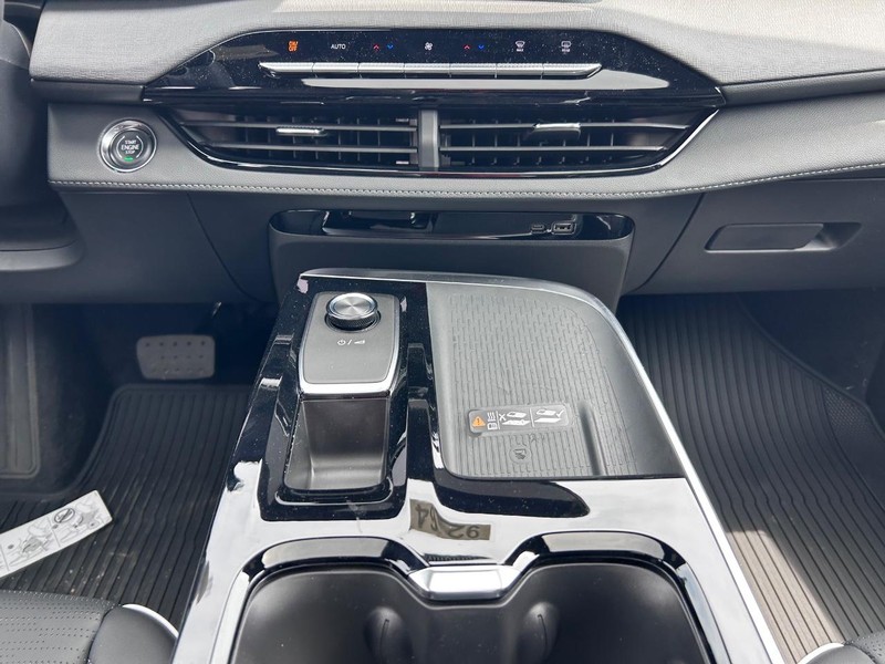 Buick Enclave Vehicle Full-screen Gallery Image 18