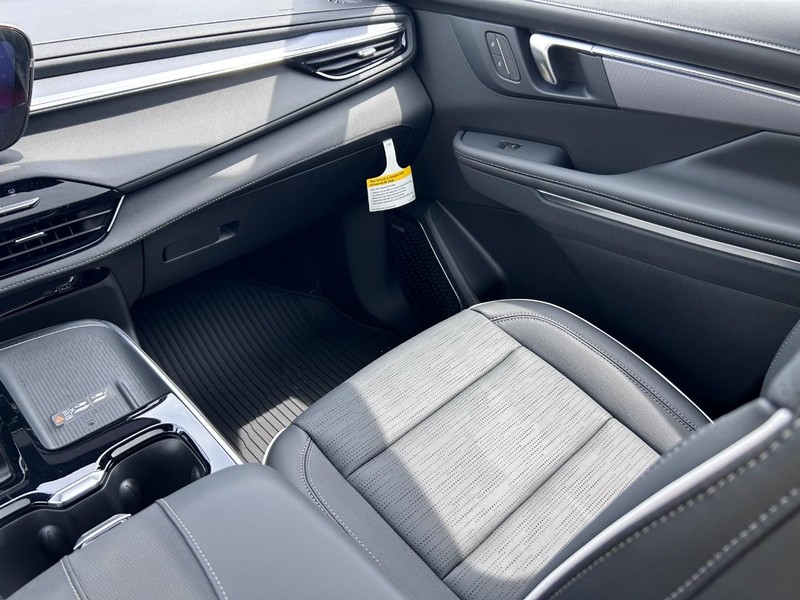 Buick Enclave Vehicle Full-screen Gallery Image 19