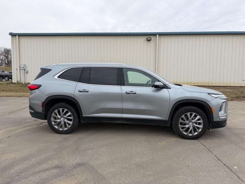 Buick Enclave Vehicle Full-screen Gallery Image 2