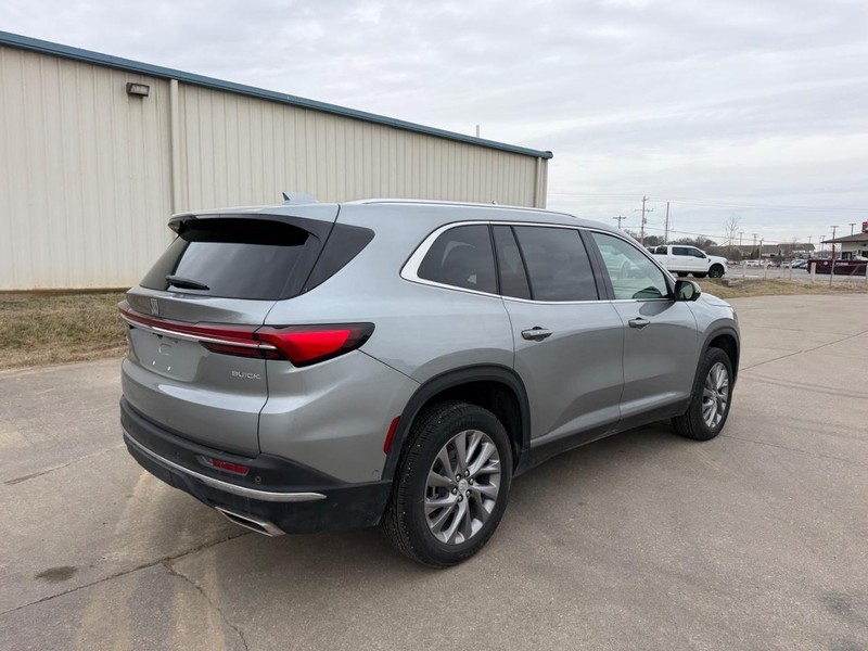 Buick Enclave Vehicle Full-screen Gallery Image 3