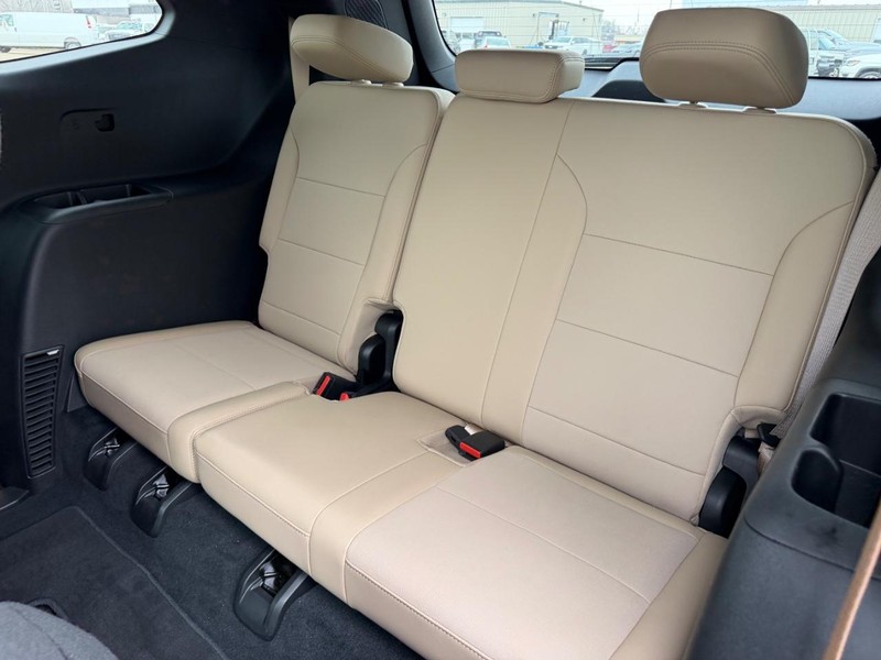 Buick Enclave Vehicle Full-screen Gallery Image 8