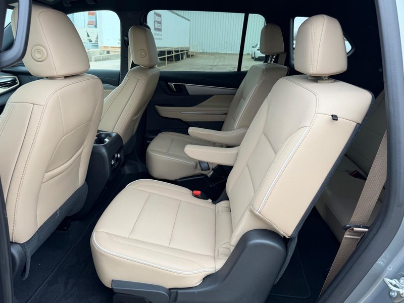 Buick Enclave Vehicle Full-screen Gallery Image 9