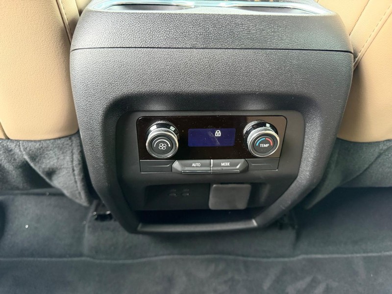 Buick Enclave Vehicle Full-screen Gallery Image 10