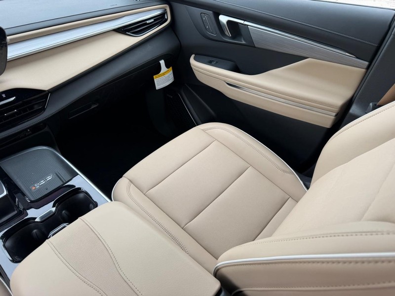 Buick Enclave Vehicle Full-screen Gallery Image 18