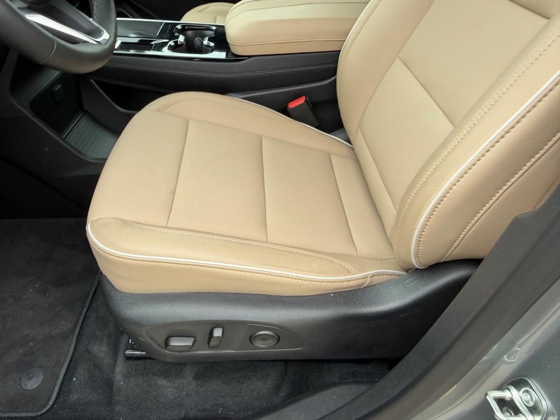 Buick Enclave Vehicle Full-screen Gallery Image 21