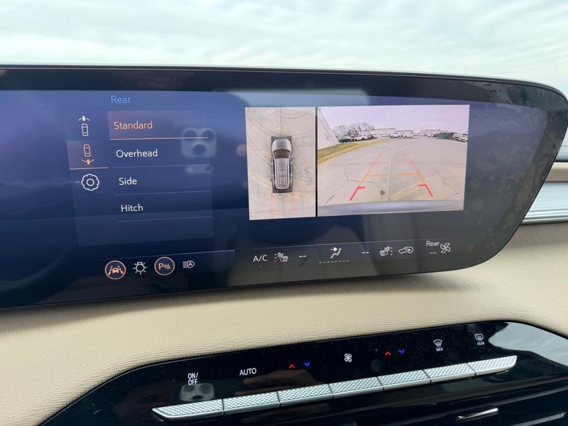 Buick Enclave Vehicle Full-screen Gallery Image 23