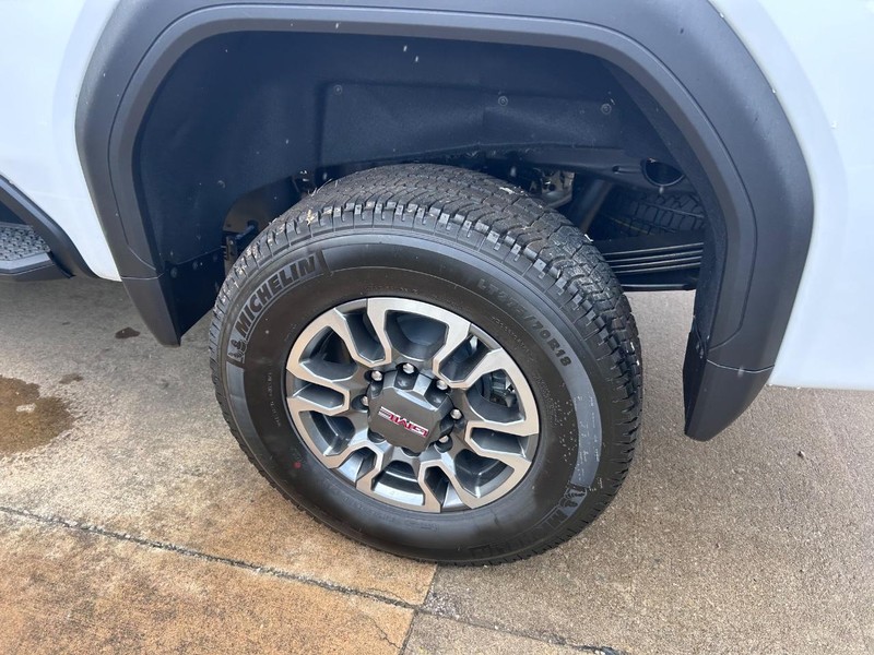 GMC Sierra 2500HD Vehicle Full-screen Gallery Image 5