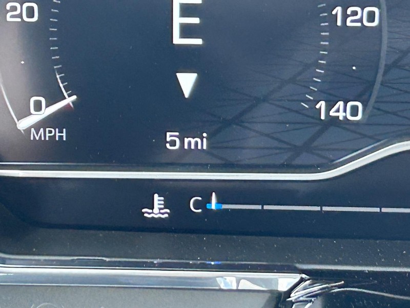 GMC Sierra 2500HD Vehicle Full-screen Gallery Image 17