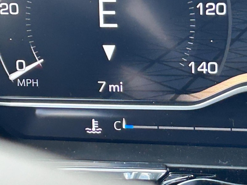 GMC Sierra 2500HD Vehicle Full-screen Gallery Image 17