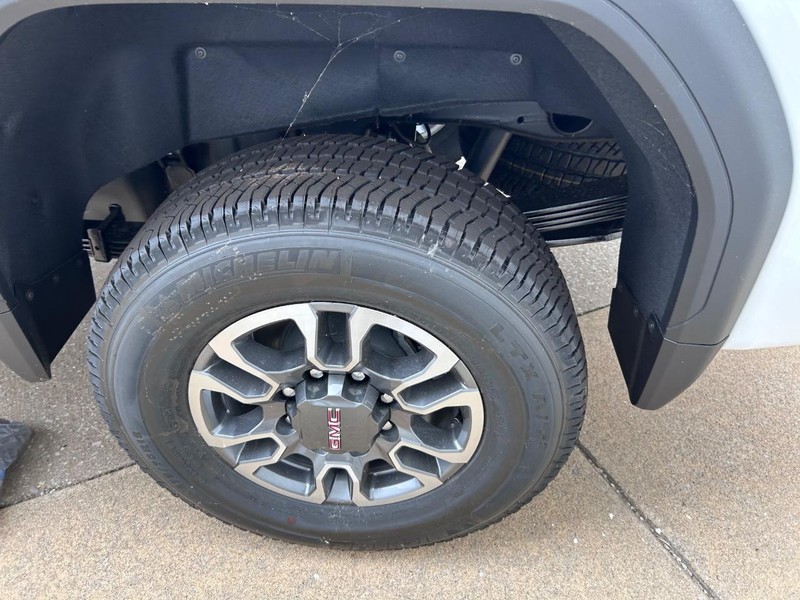 GMC Sierra 2500HD Vehicle Full-screen Gallery Image 5