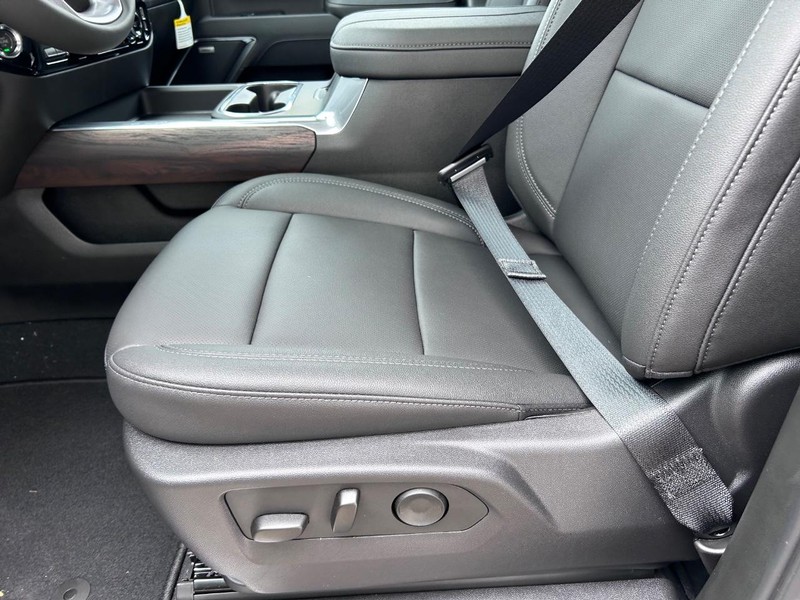 GMC Sierra 2500HD Vehicle Full-screen Gallery Image 16