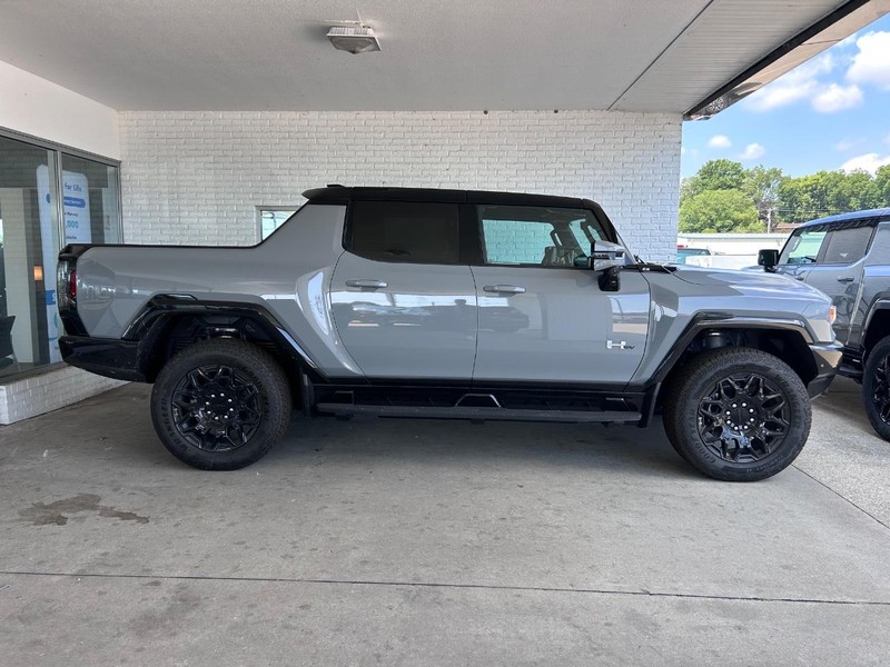 GMC HUMMER EV Pickup Vehicle Full-screen Gallery Image 2