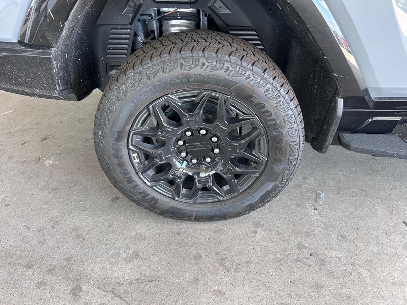 GMC HUMMER EV Pickup Vehicle Full-screen Gallery Image 4