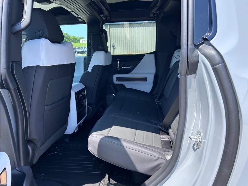GMC HUMMER EV Pickup Vehicle Full-screen Gallery Image 5