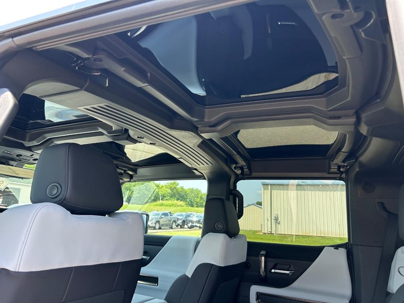 GMC HUMMER EV Pickup Vehicle Full-screen Gallery Image 6