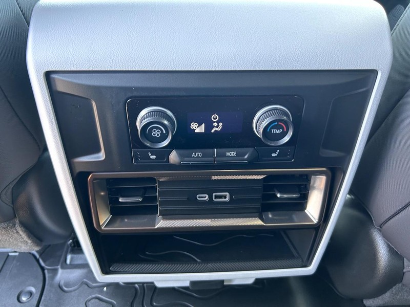 GMC HUMMER EV Pickup Vehicle Full-screen Gallery Image 7