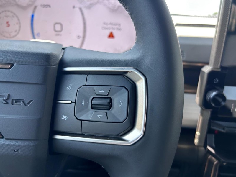 GMC HUMMER EV Pickup Vehicle Full-screen Gallery Image 11