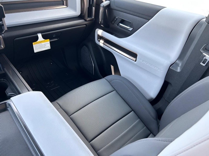 GMC HUMMER EV Pickup Vehicle Full-screen Gallery Image 14