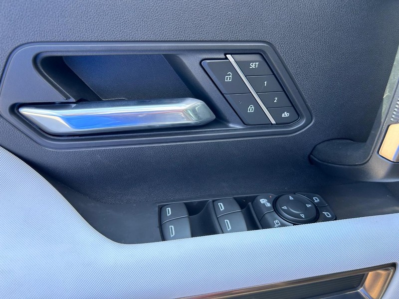 GMC HUMMER EV Pickup Vehicle Full-screen Gallery Image 15