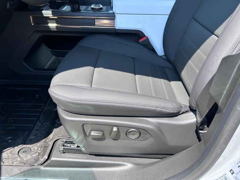 GMC HUMMER EV Pickup Vehicle Full-screen Gallery Image 16
