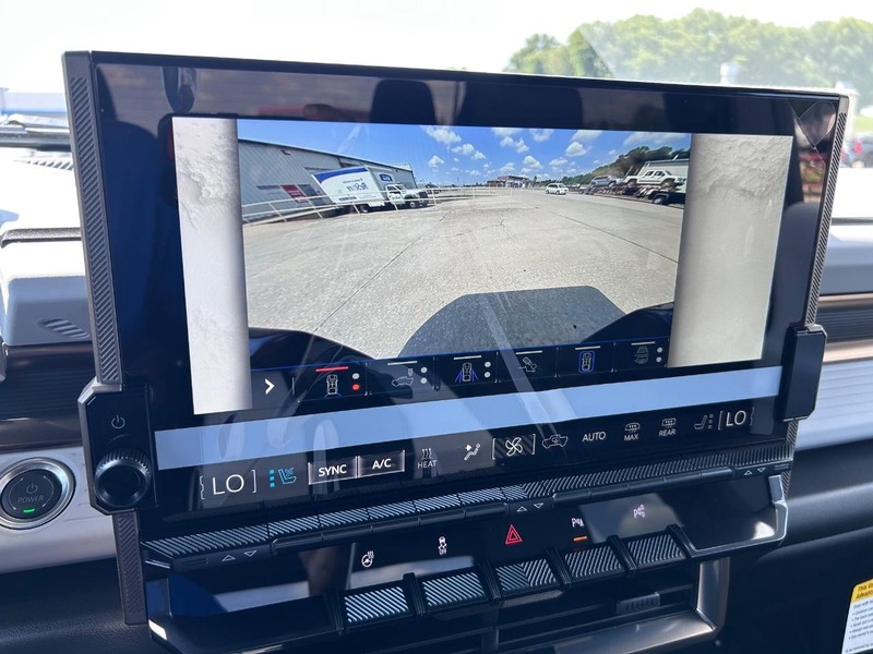 GMC HUMMER EV Pickup Vehicle Full-screen Gallery Image 17