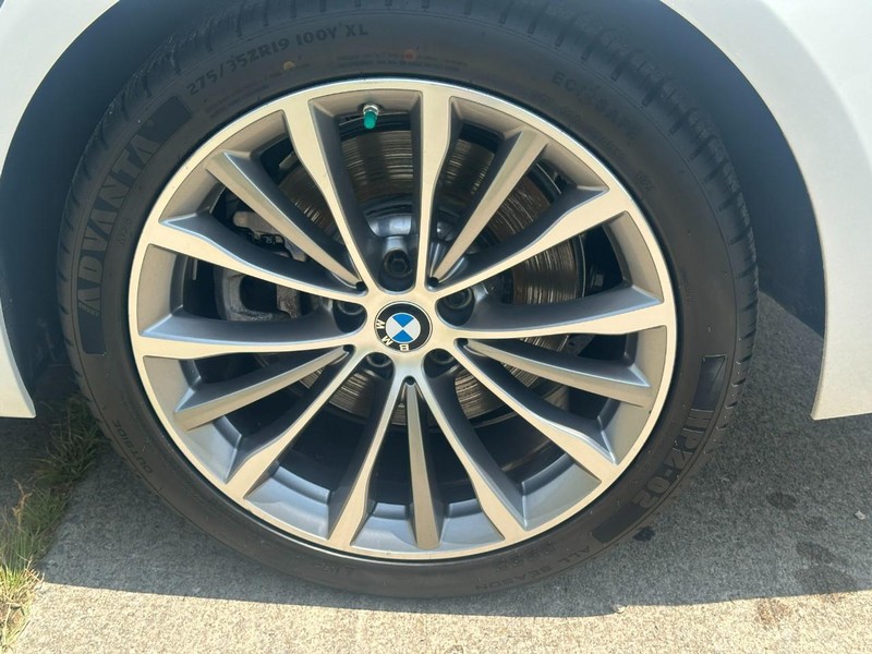 BMW 5 Series Vehicle Full-screen Gallery Image 6