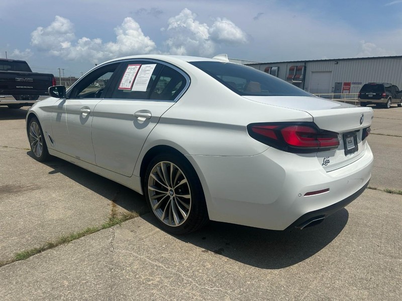 BMW 5 Series Vehicle Full-screen Gallery Image 7