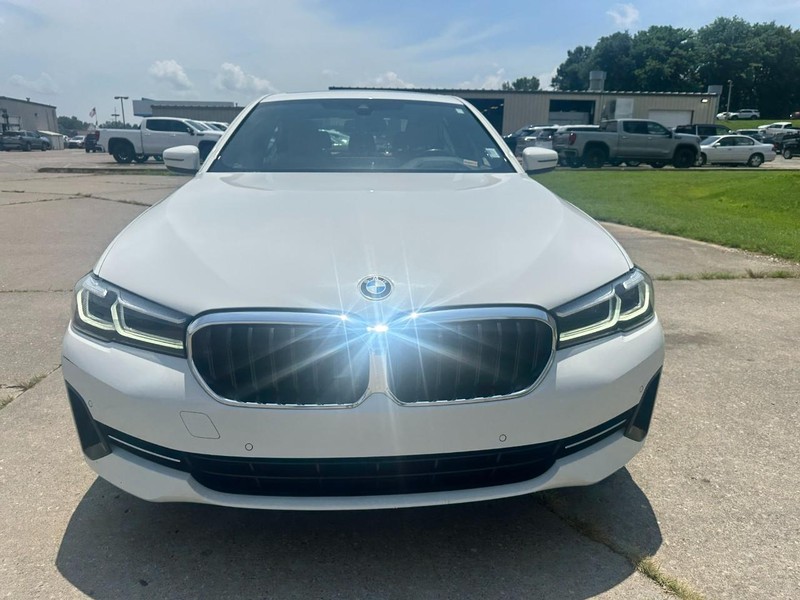 BMW 5 Series Vehicle Full-screen Gallery Image 9