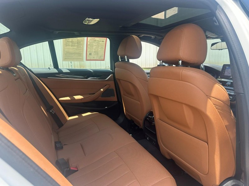 BMW 5 Series Vehicle Full-screen Gallery Image 10