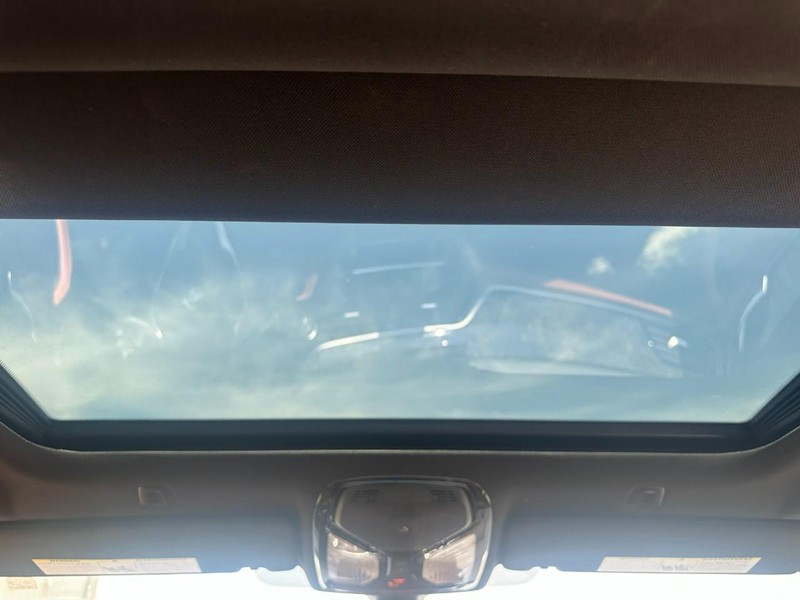 BMW 5 Series Vehicle Full-screen Gallery Image 11