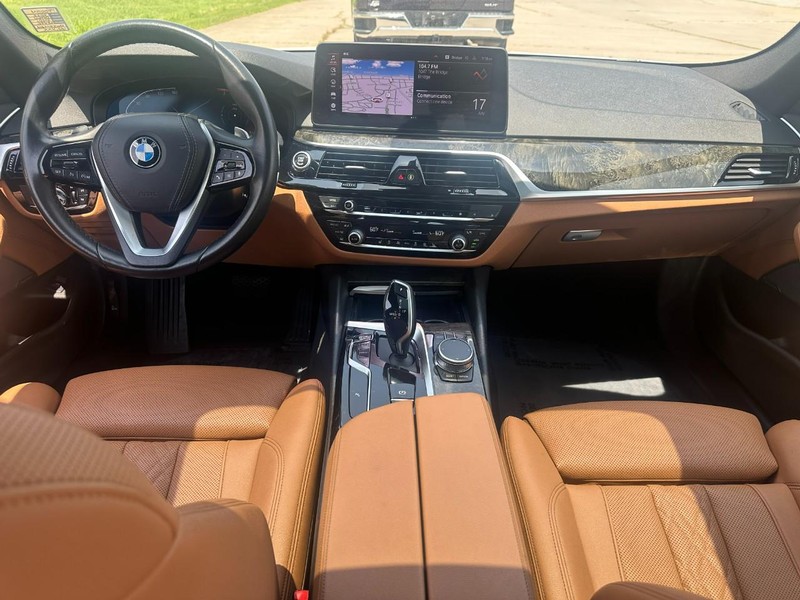BMW 5 Series Vehicle Full-screen Gallery Image 12
