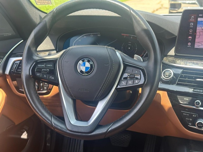 BMW 5 Series Vehicle Full-screen Gallery Image 13