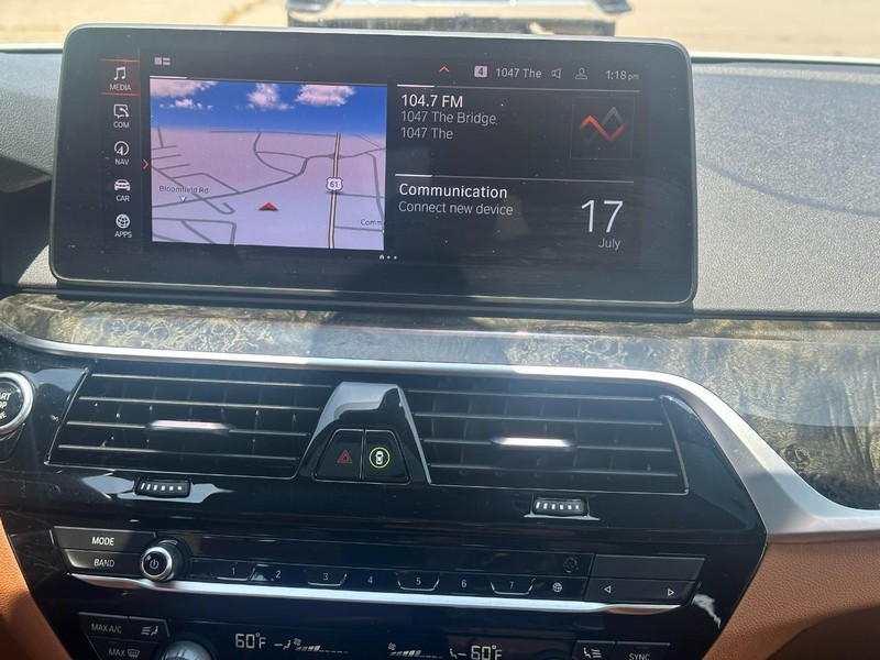 BMW 5 Series Vehicle Full-screen Gallery Image 14