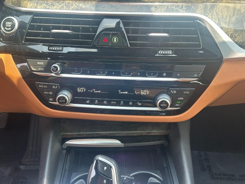 BMW 5 Series Vehicle Full-screen Gallery Image 15