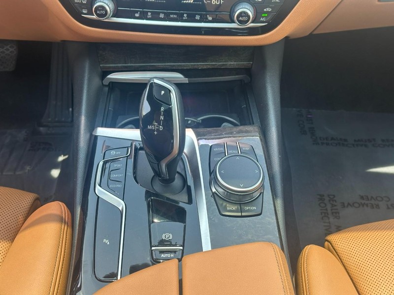 BMW 5 Series Vehicle Full-screen Gallery Image 16