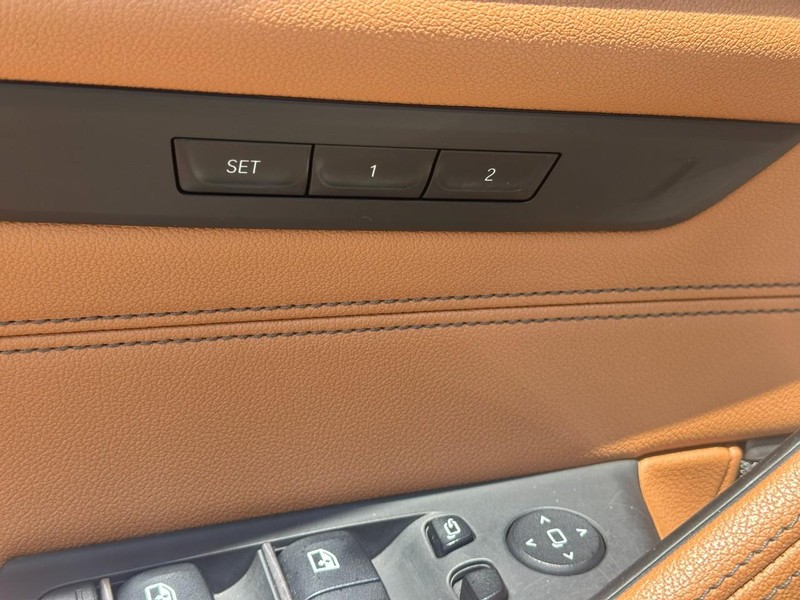 BMW 5 Series Vehicle Full-screen Gallery Image 19