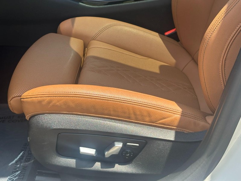 BMW 5 Series Vehicle Full-screen Gallery Image 20