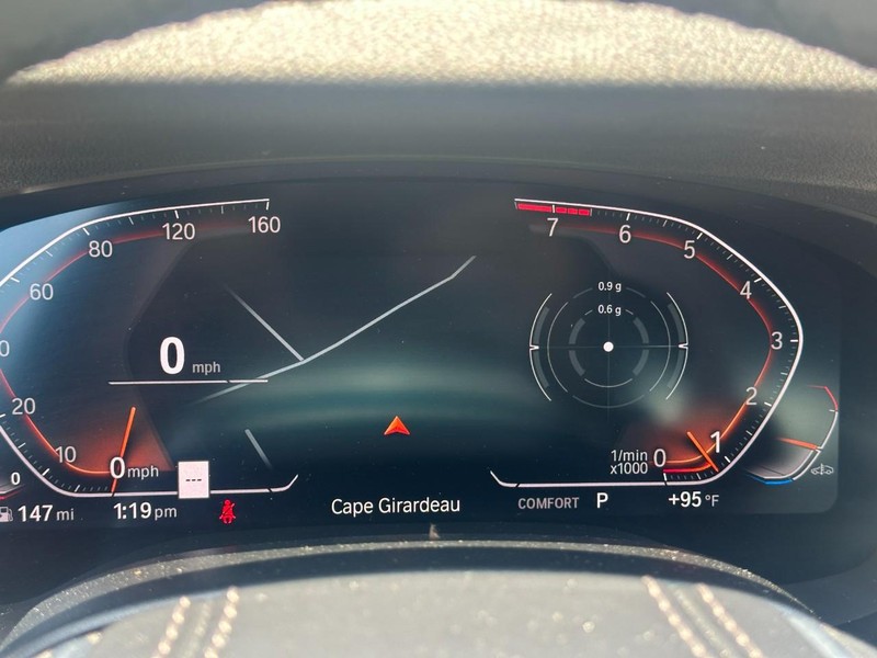 BMW 5 Series Vehicle Full-screen Gallery Image 23