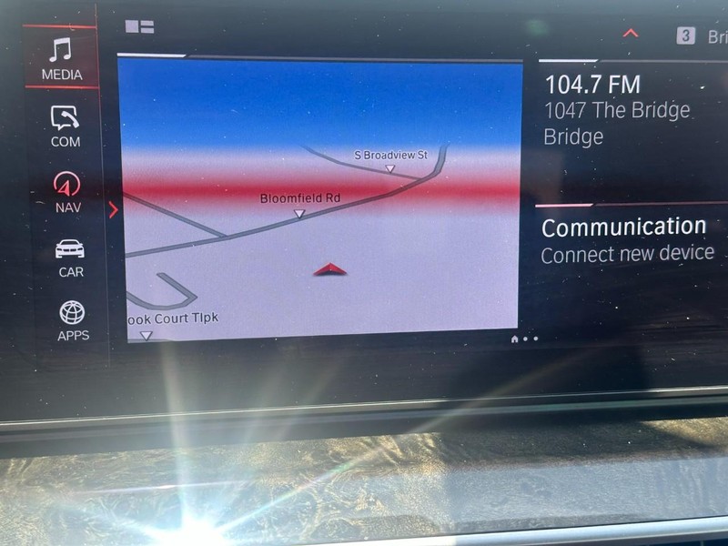 BMW 5 Series Vehicle Full-screen Gallery Image 24