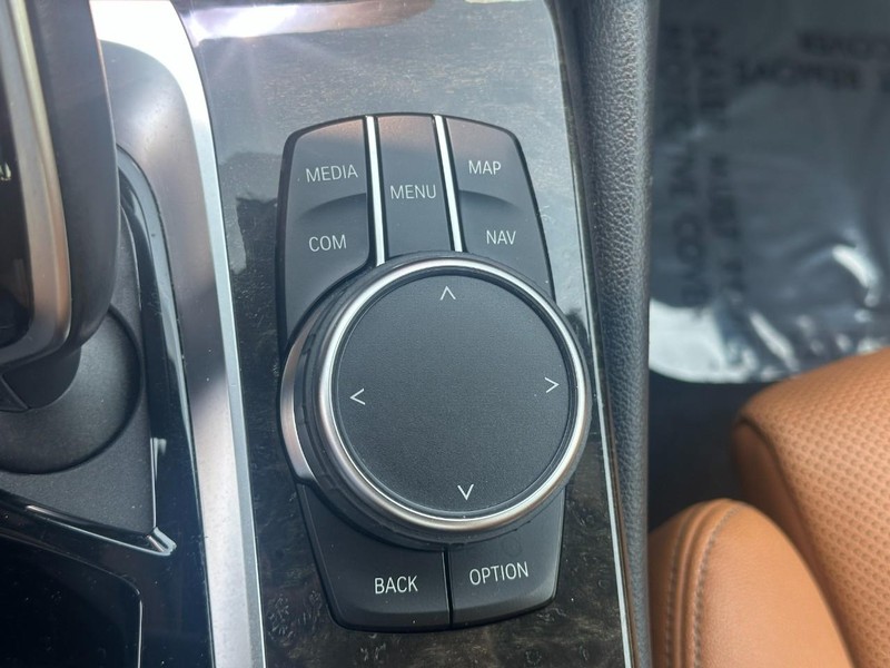 BMW 5 Series Vehicle Full-screen Gallery Image 26