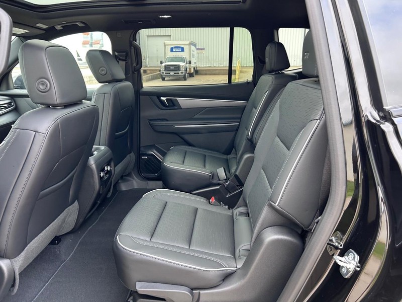 Buick Enclave Vehicle Full-screen Gallery Image 9