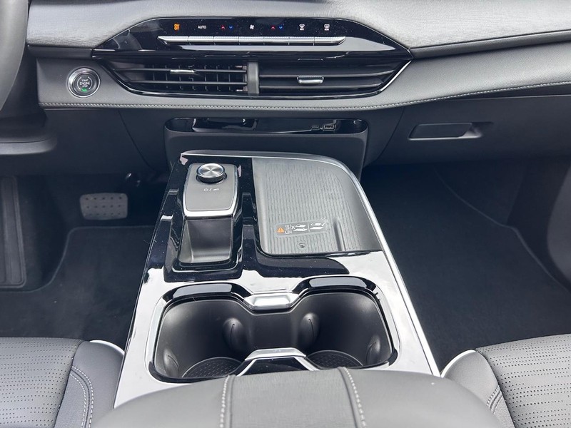 Buick Enclave Vehicle Full-screen Gallery Image 17