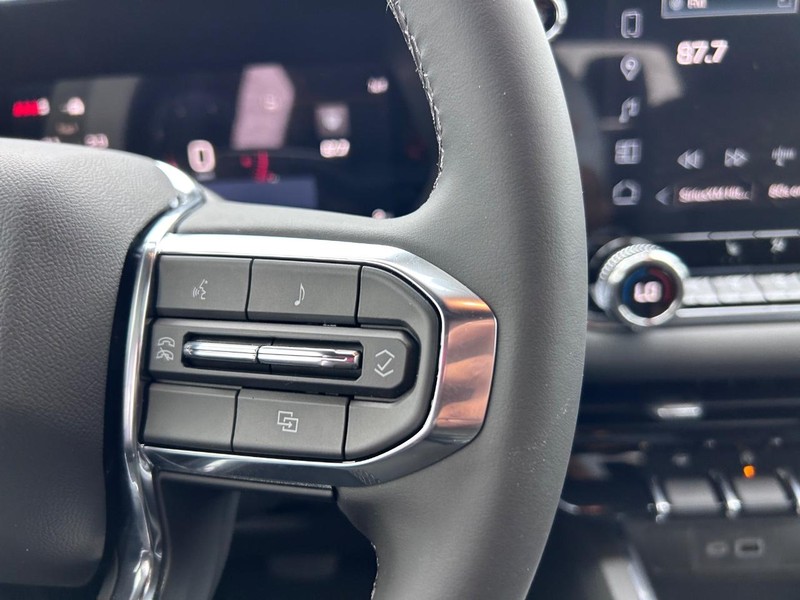 GMC Canyon Vehicle Full-screen Gallery Image 11