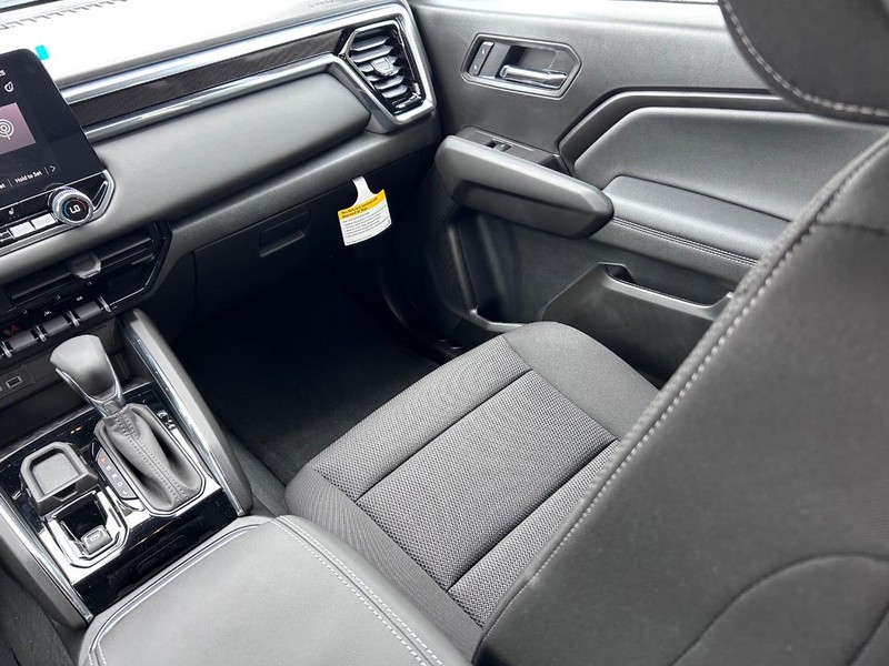 GMC Canyon Vehicle Full-screen Gallery Image 15