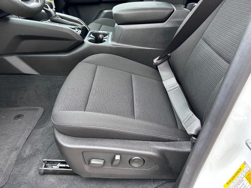 GMC Canyon Vehicle Full-screen Gallery Image 17