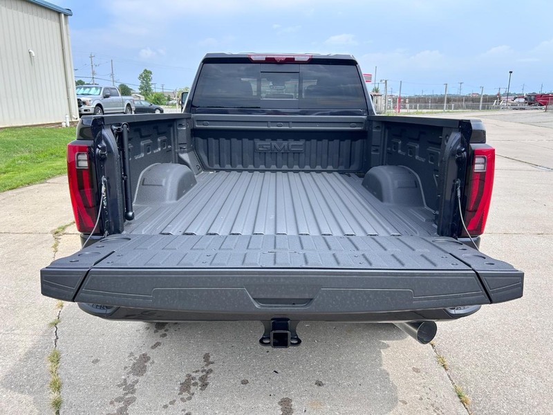 GMC Sierra 3500HD Vehicle Full-screen Gallery Image 5