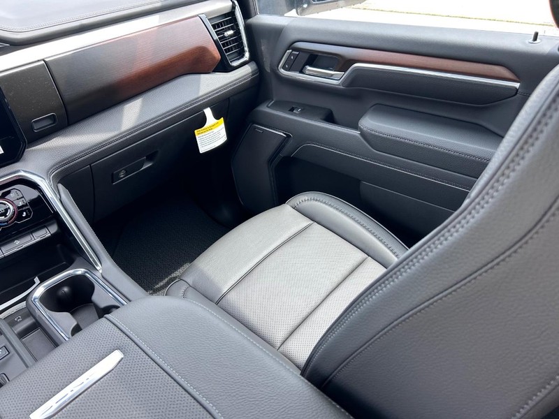 GMC Sierra 3500HD Vehicle Full-screen Gallery Image 15